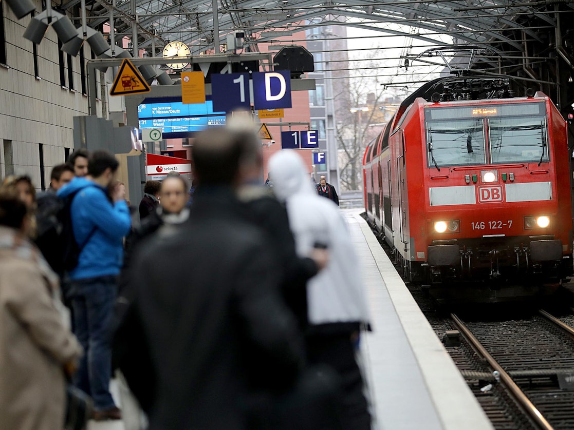 Fahrgäste warten am Hauptbahnhof Essen auf den RE1.