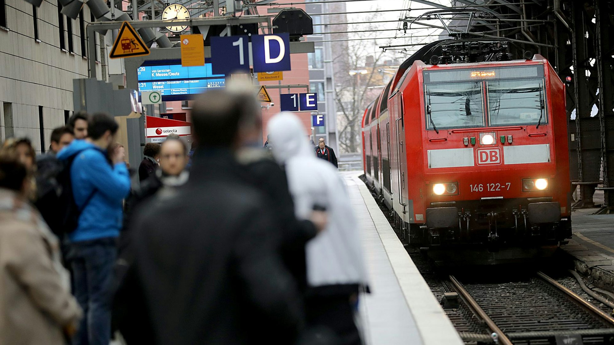 Fahrgäste warten am Hauptbahnhof Essen auf den RE1.