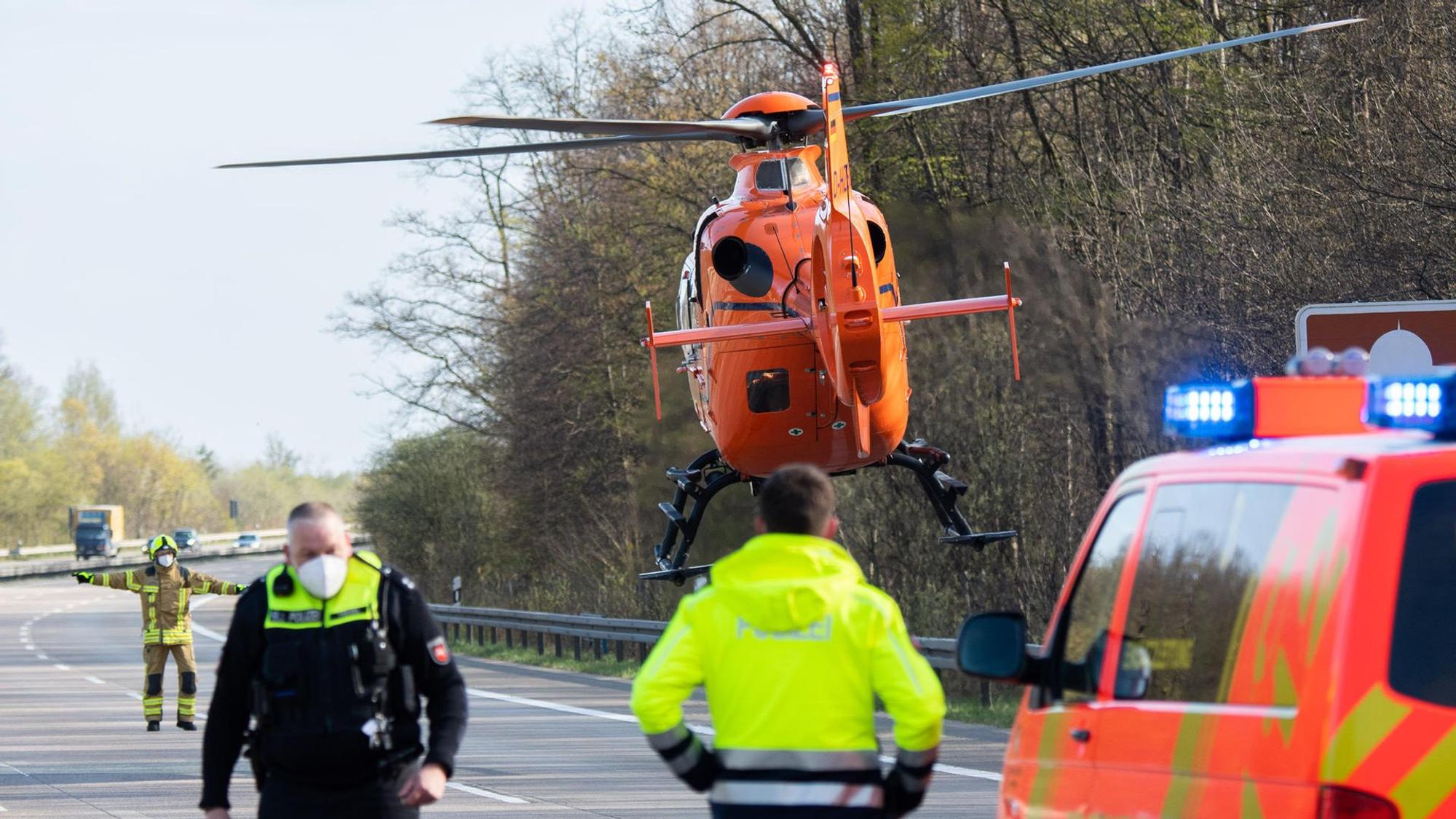 Ein Rettungshubschrauber landet auf einer Autobahn.