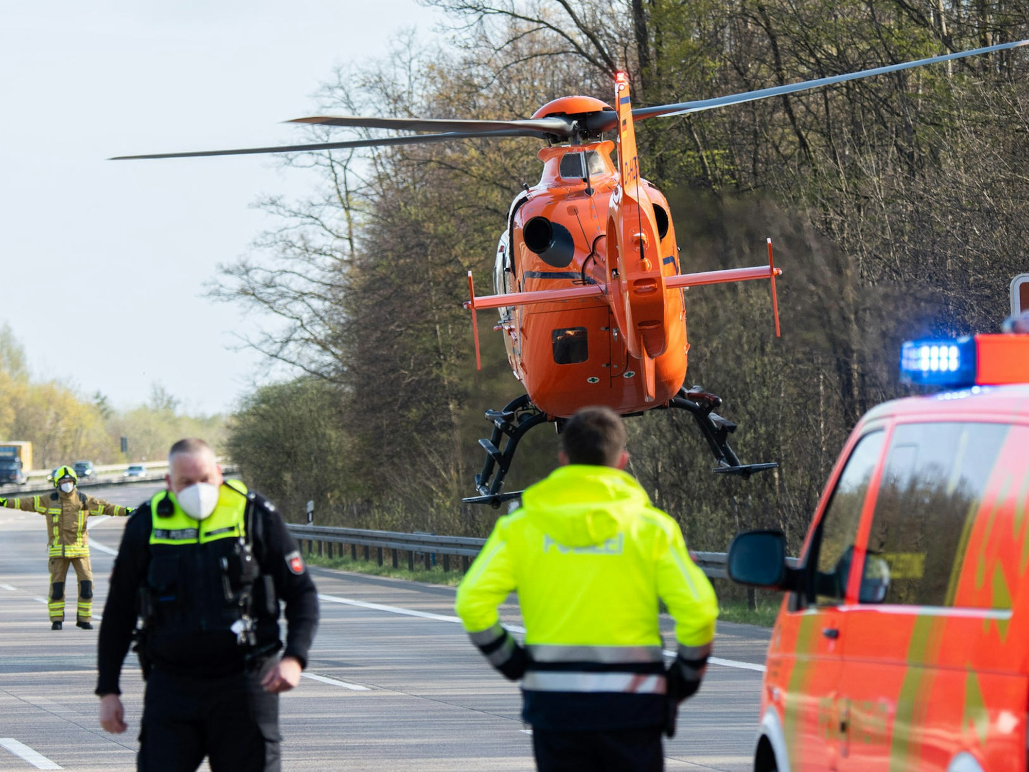 Ein Rettungshubschrauber landet auf der Autobahn.