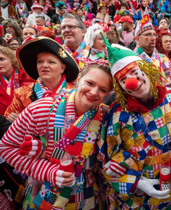 Schunkeln an Weiberfastnacht auf dem Alter Markt in Köln