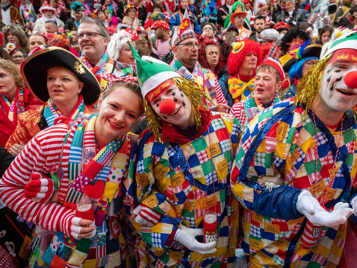 Schunkelnde Jecken an Weiberfastnacht auf dem Alter Markt in Köln