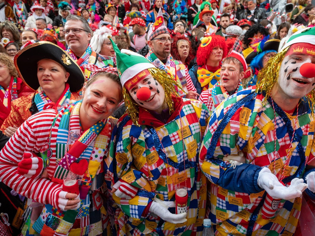 Schunkeln an Weiberfastnacht auf dem Alter Markt in Köln