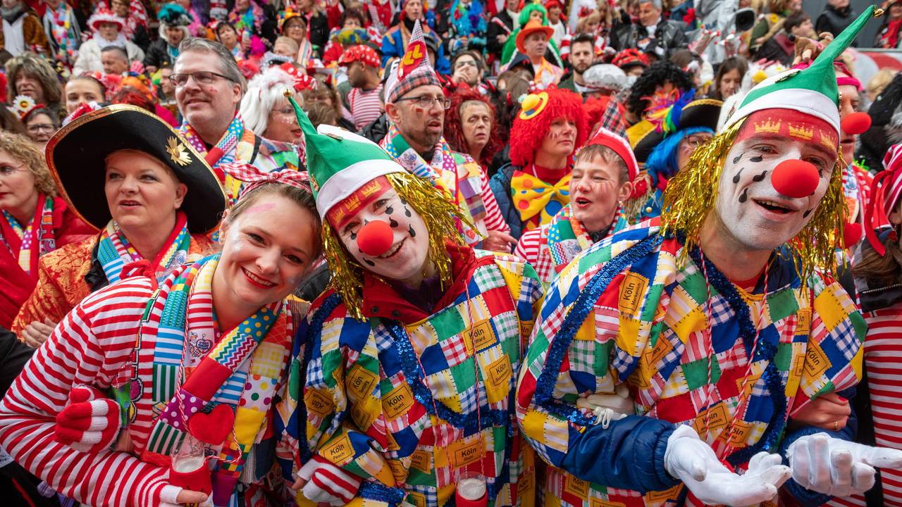Schunkeln an Weiberfastnacht auf dem Alter Markt in Köln