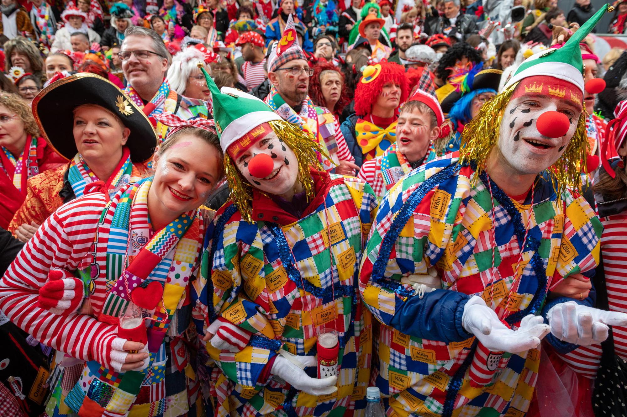 Schunkeln an Weiberfastnacht auf dem Alter Markt in Köln