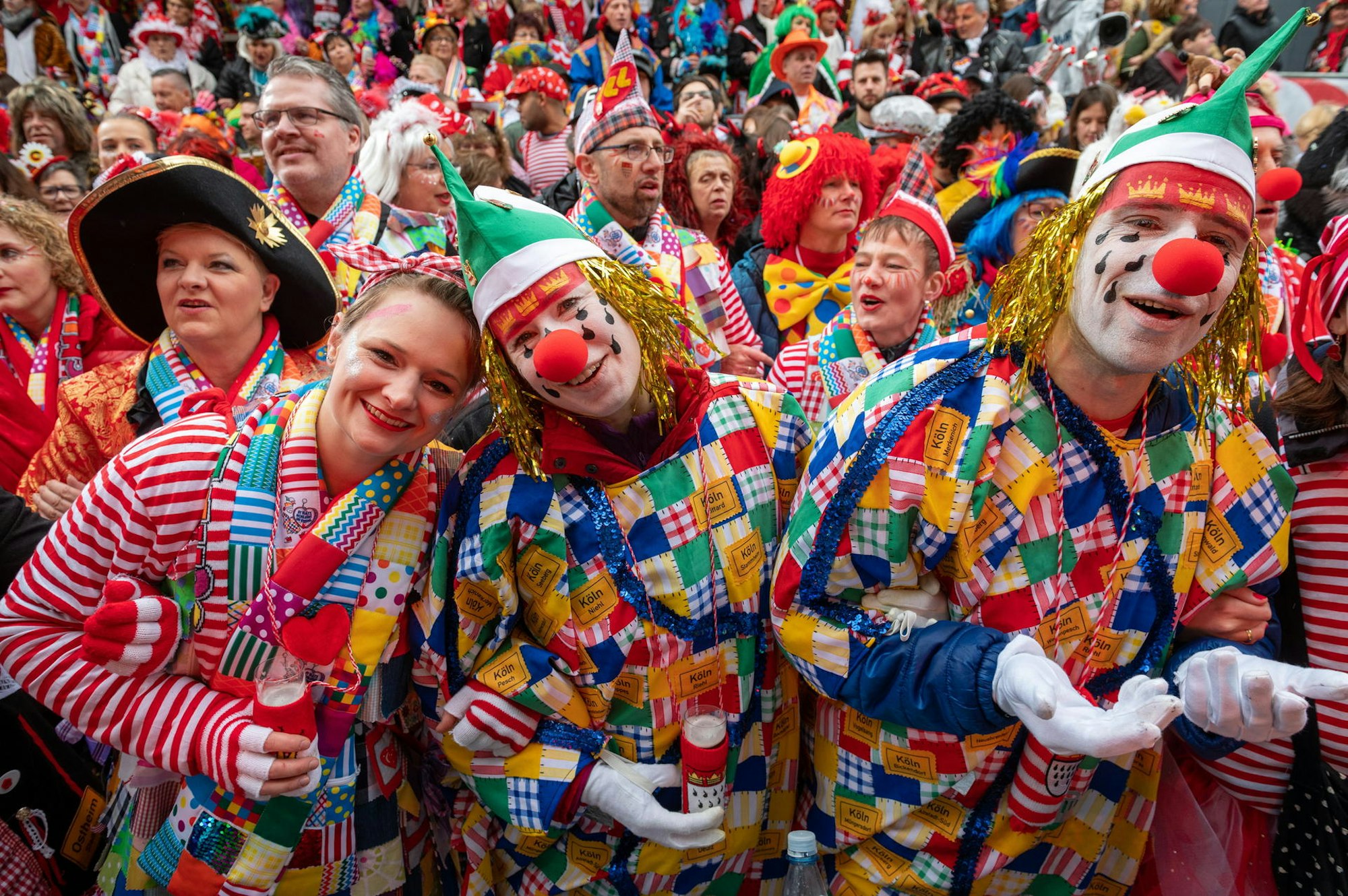 Schunkeln an Weiberfastnacht auf dem Alter Markt in Köln