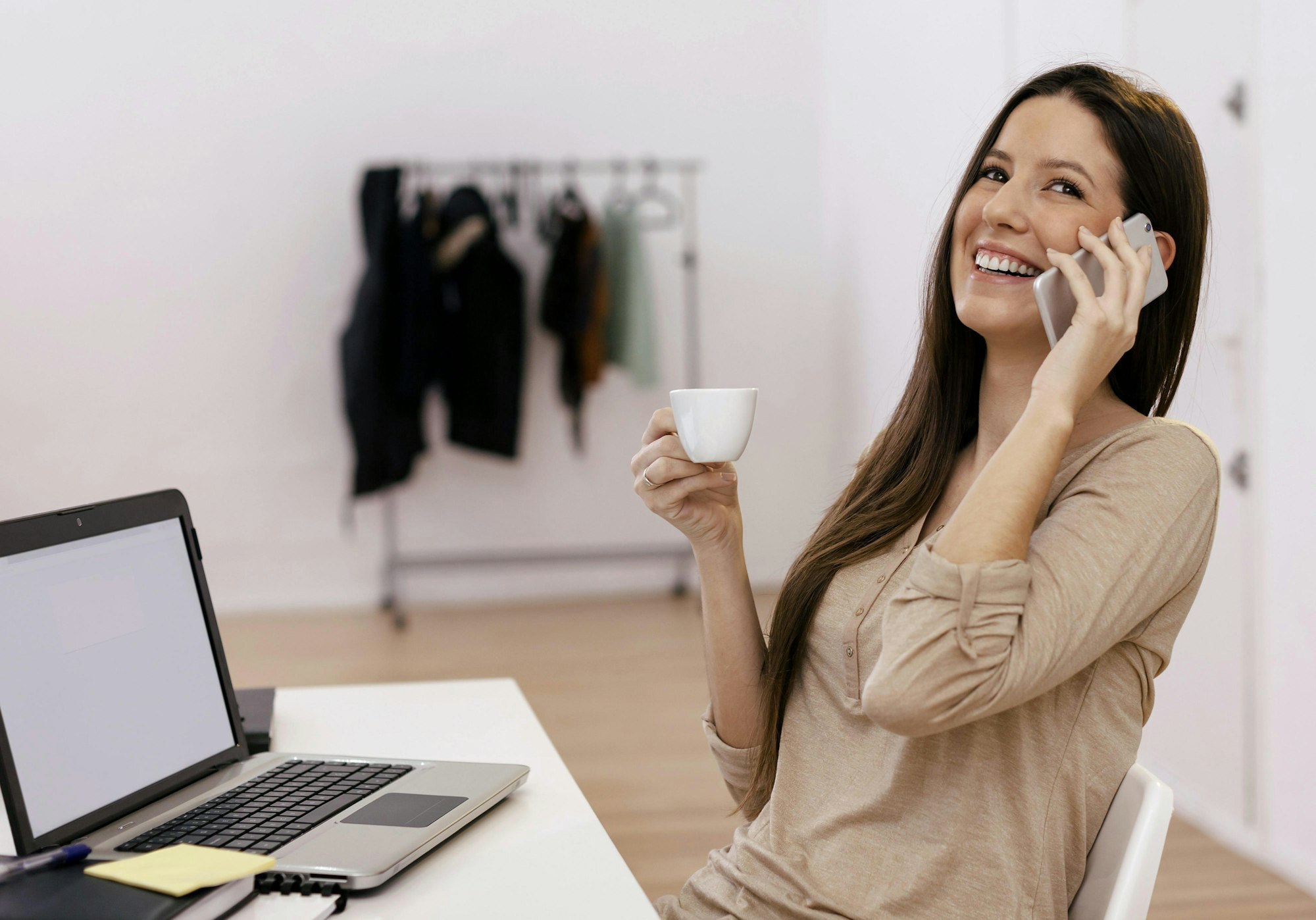 Frau telefoniert während Arbeitszeit