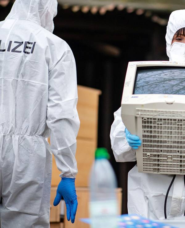Polizisten sichern Spuren im Missbrauchskomplex Lügde, der 2019 für Entsetzen sorgte.