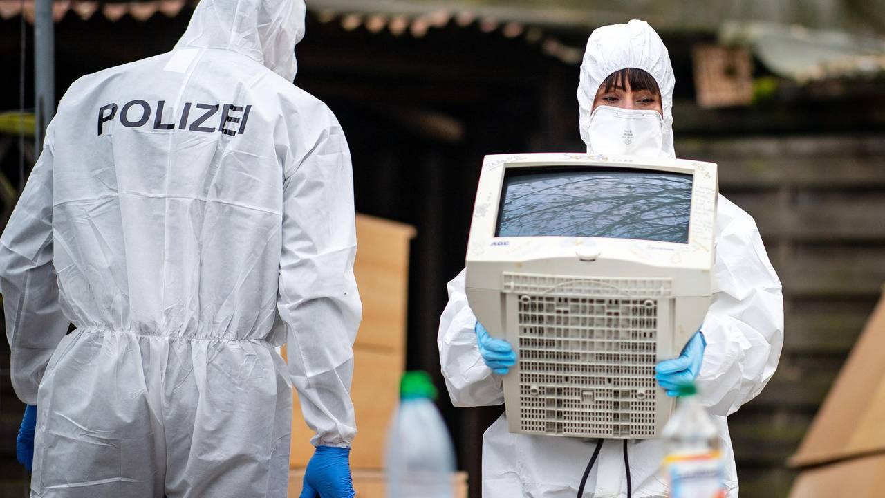 Polizisten sichern Spuren im Missbrauchskomplex Lügde, der 2019 für Entsetzen sorgte.