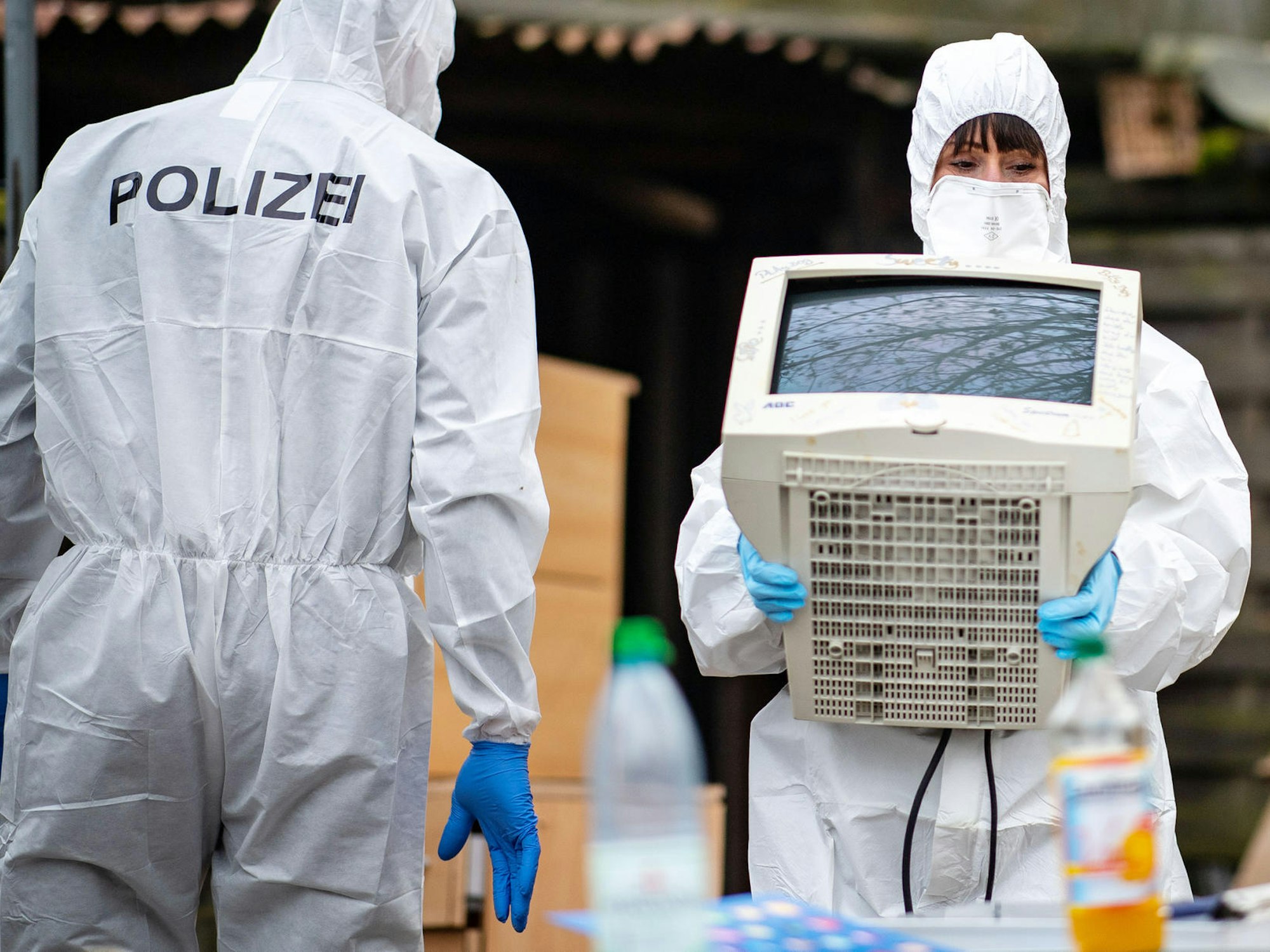 Polizisten sichern Spuren im Missbrauchskomplex Lügde, der 2019 für Entsetzen sorgte.