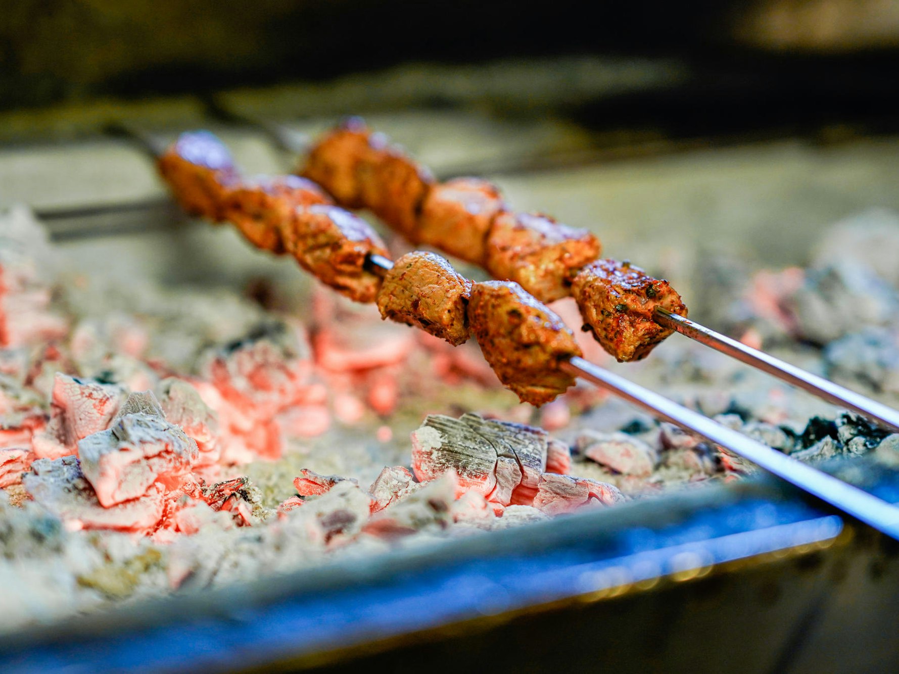 Kebab-Fleischspieße auf einem Holzkohlegrill