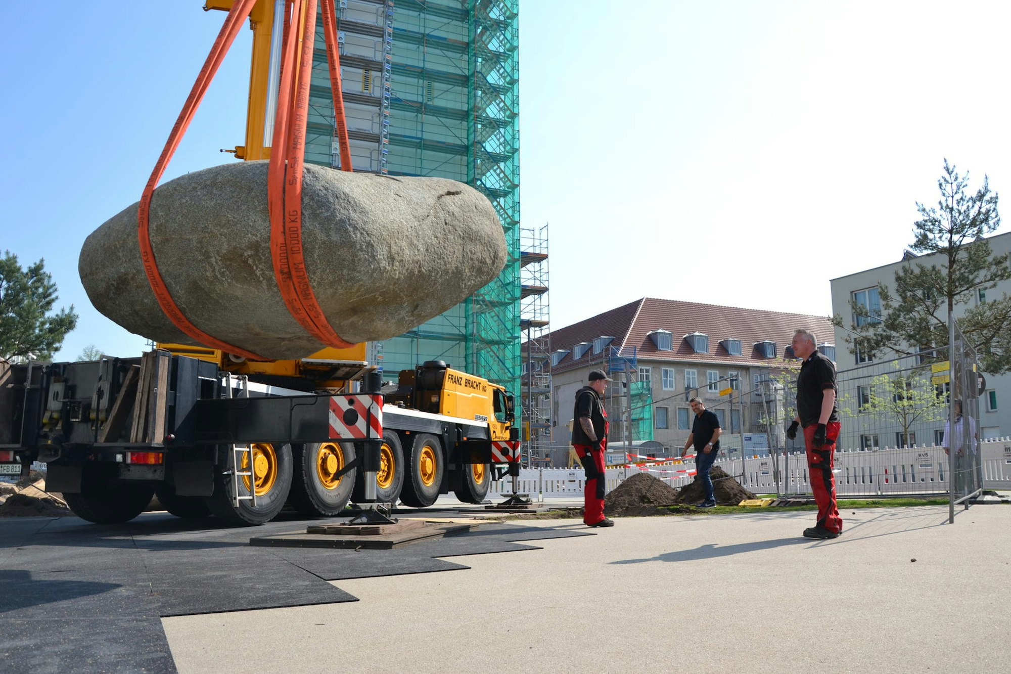 Ein Findling an der Erinnerungsstätte des Kölner Kinderheims