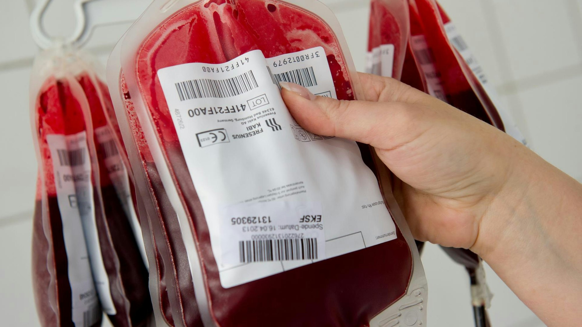 Blutkonserven hängen in einem Krankenhaus. In NRW wird wegen Pandemie und Flutkatastrophe das Blut knapp.