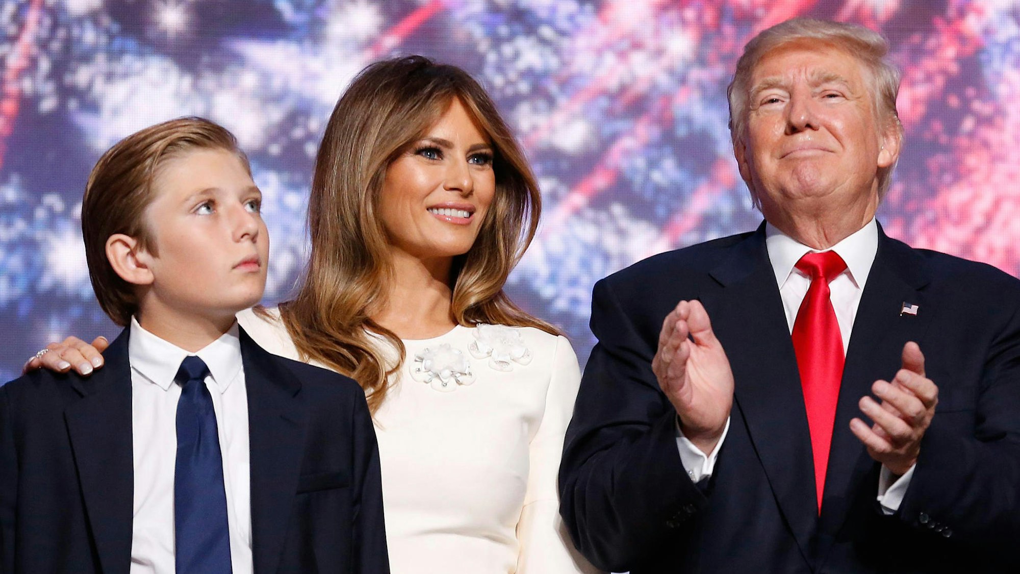 Die Trumps klatschen.