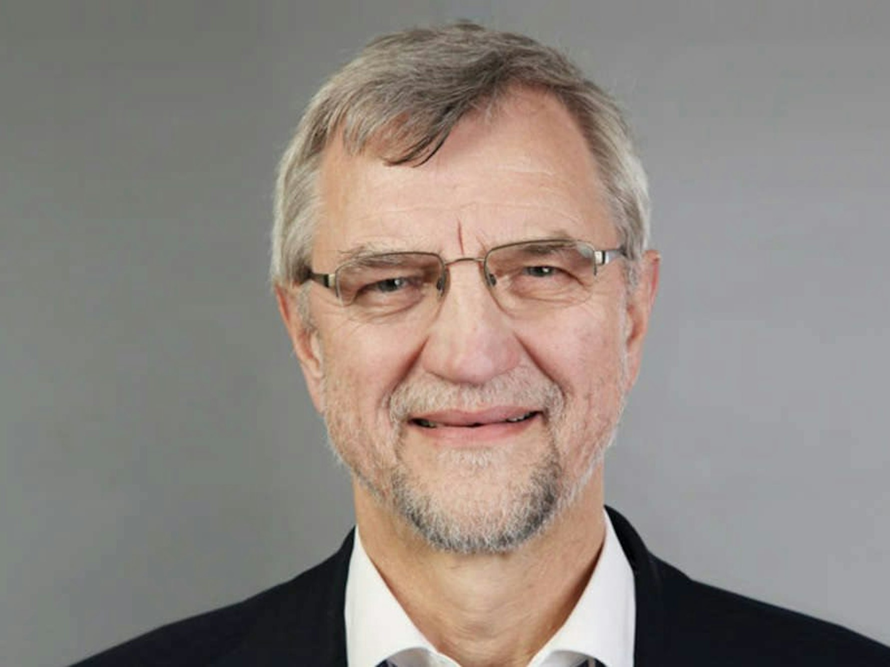 Bezirksbürgermeister Andreas Hupke lächelt in die Kamera
