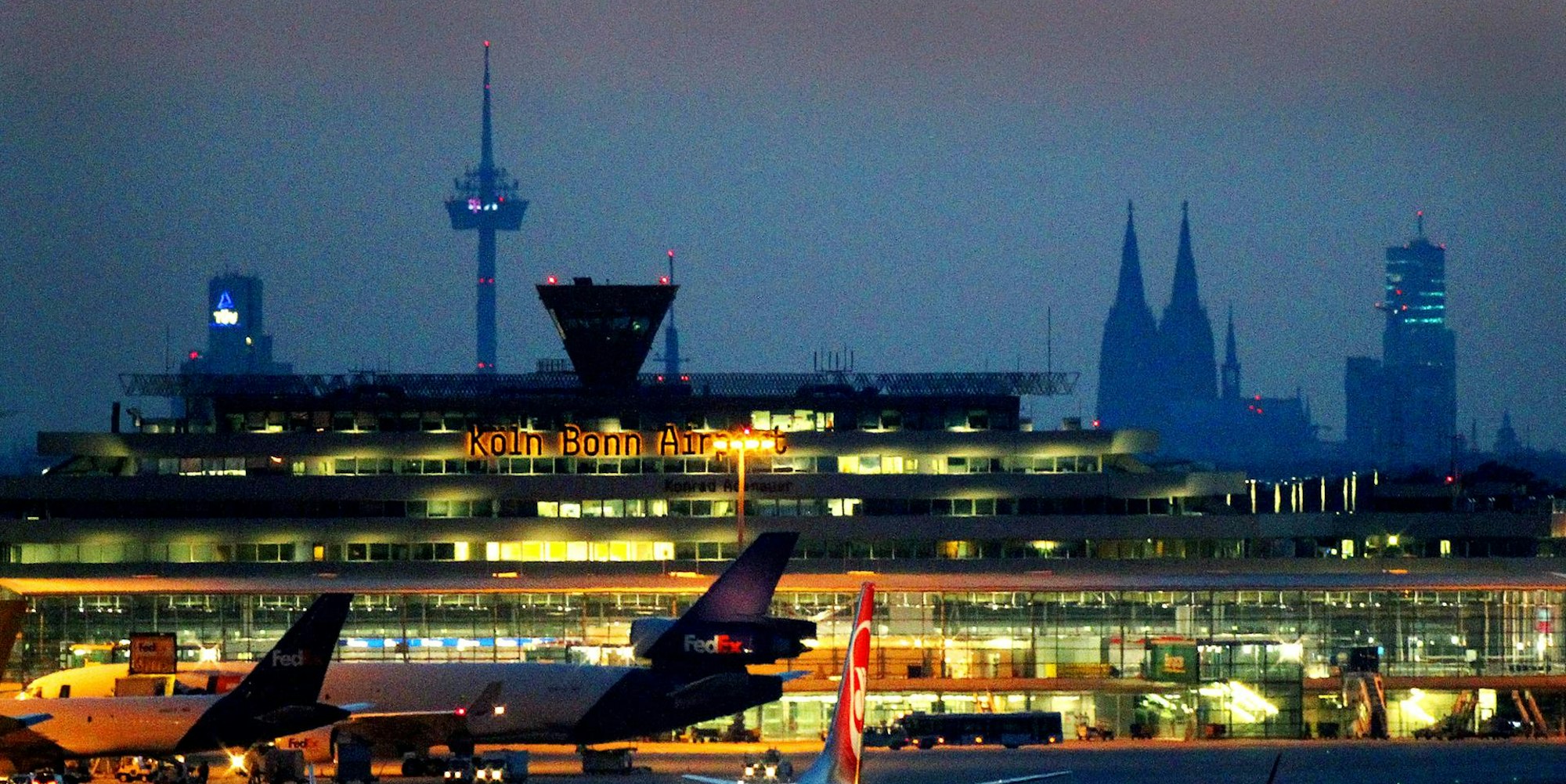 flugfahefn_koeln_bonn_nacht