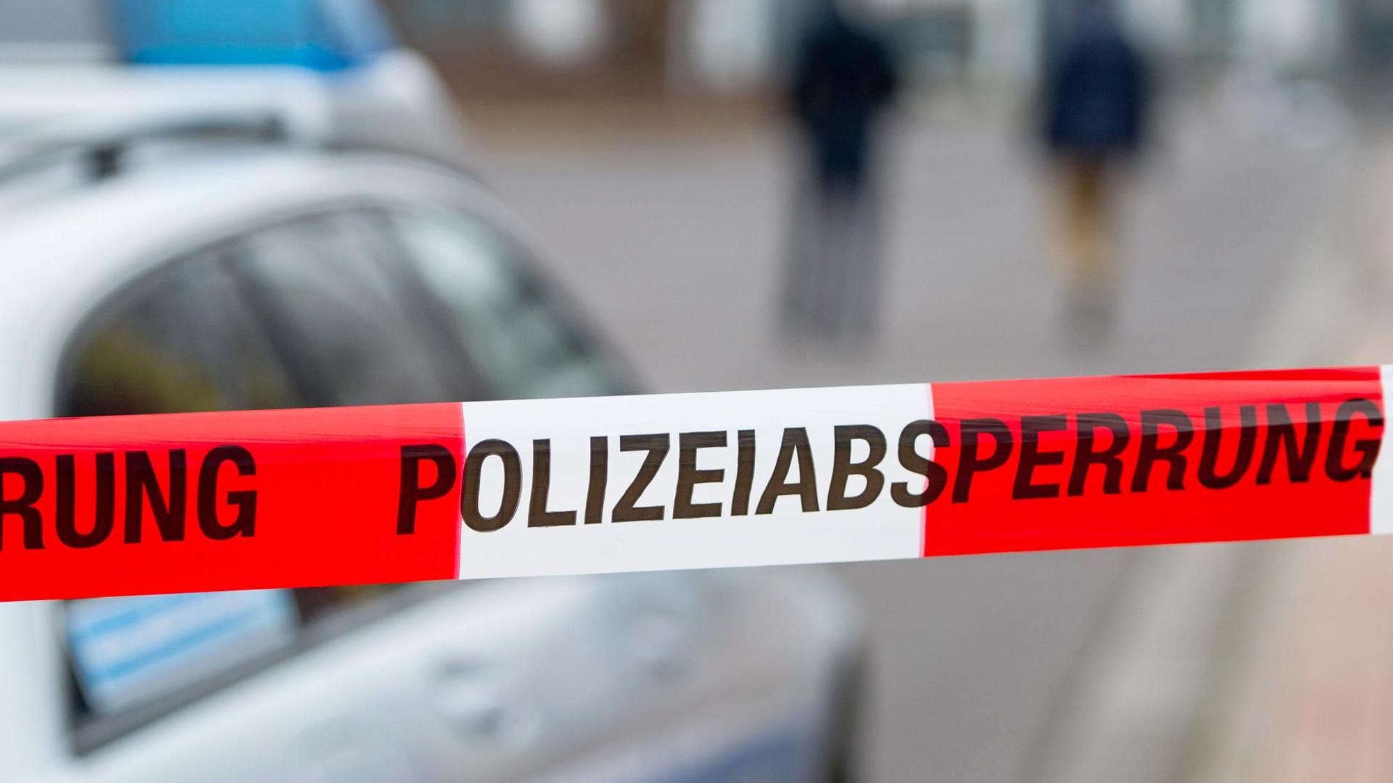 Polizei sperrt Straße mit Flatterbad in Münster.