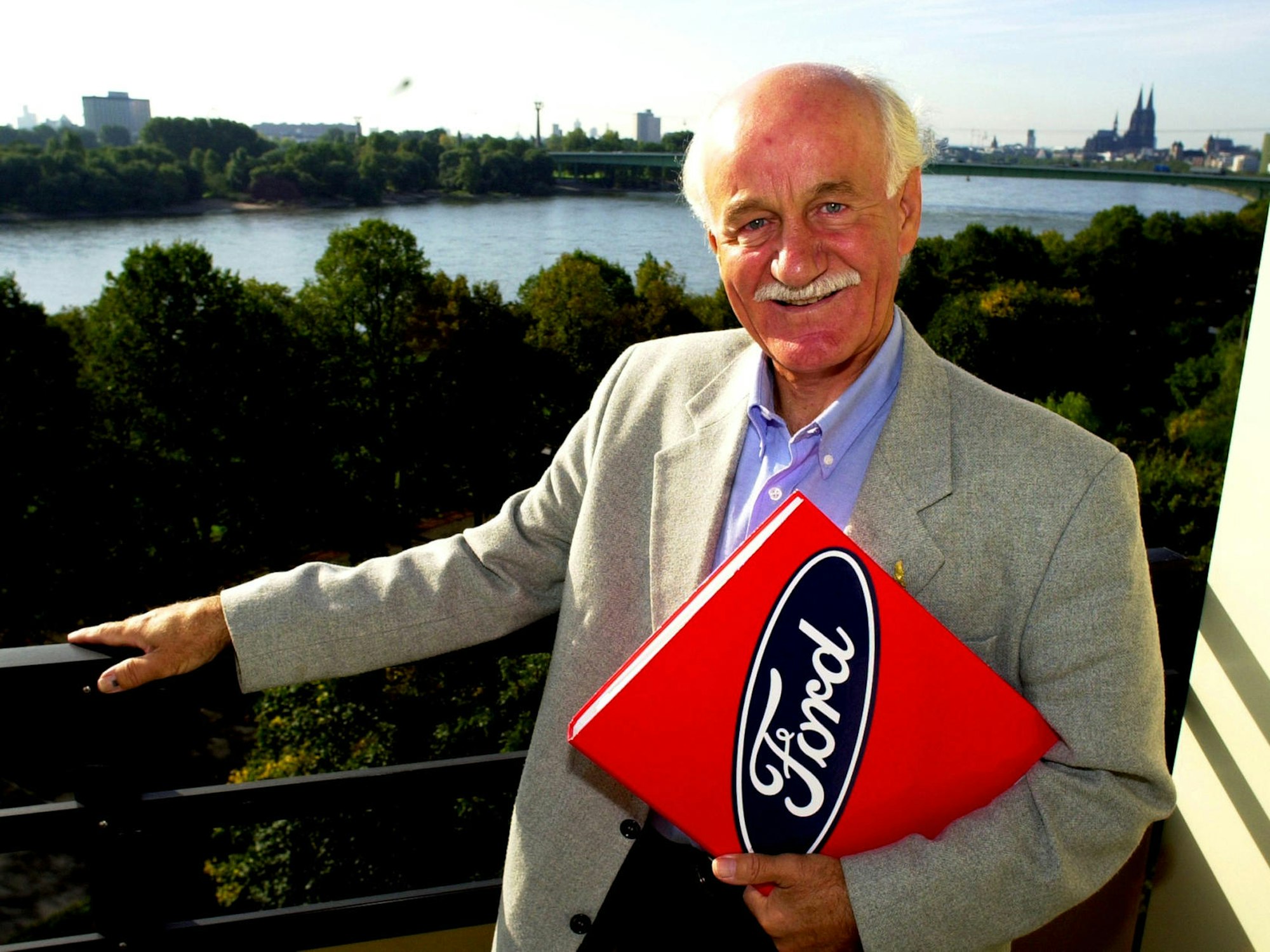 Salih Güldiken steht auf seinem Balkon.