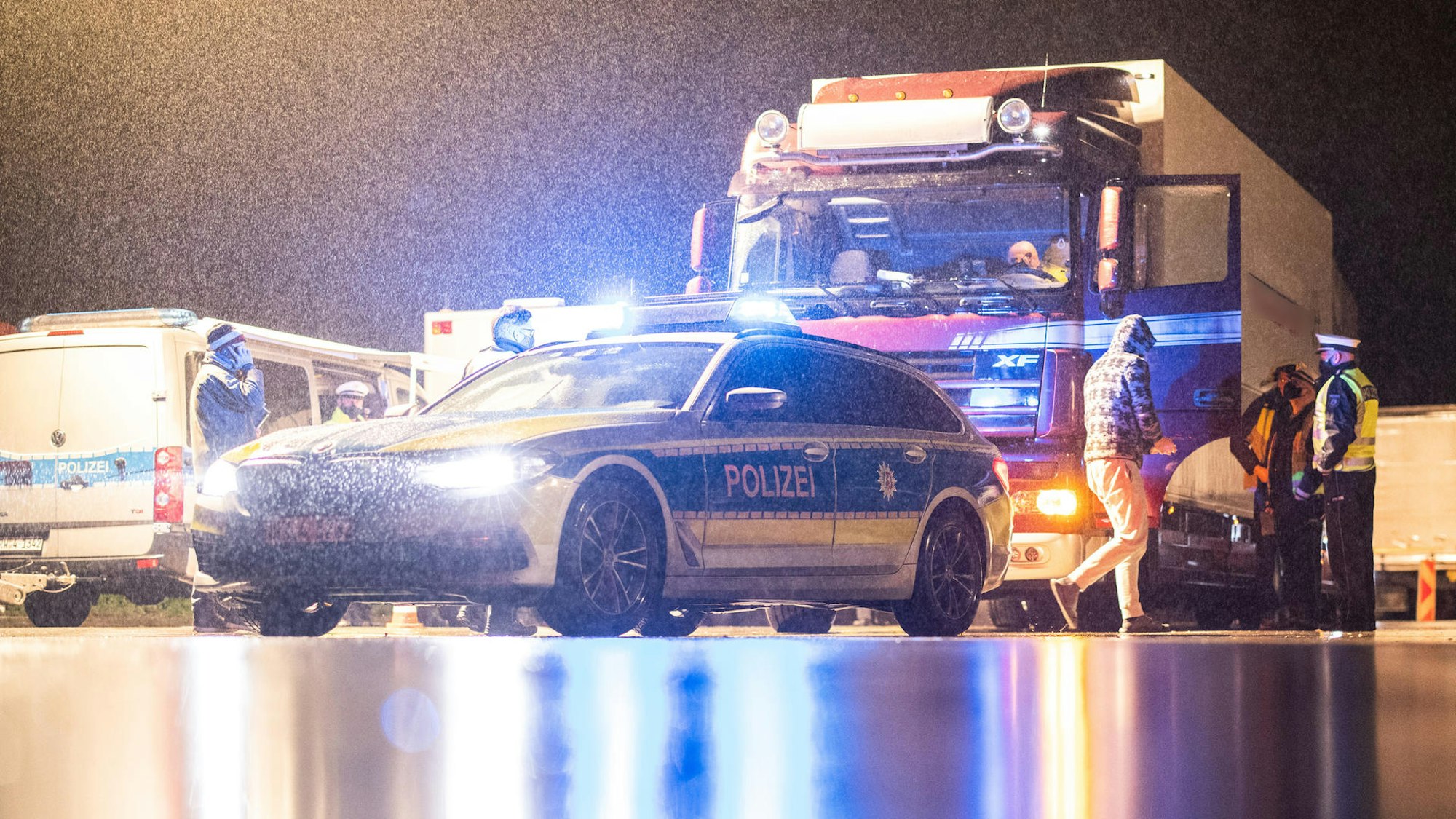 Polizeikräfte kontrollieren einen Lkw.