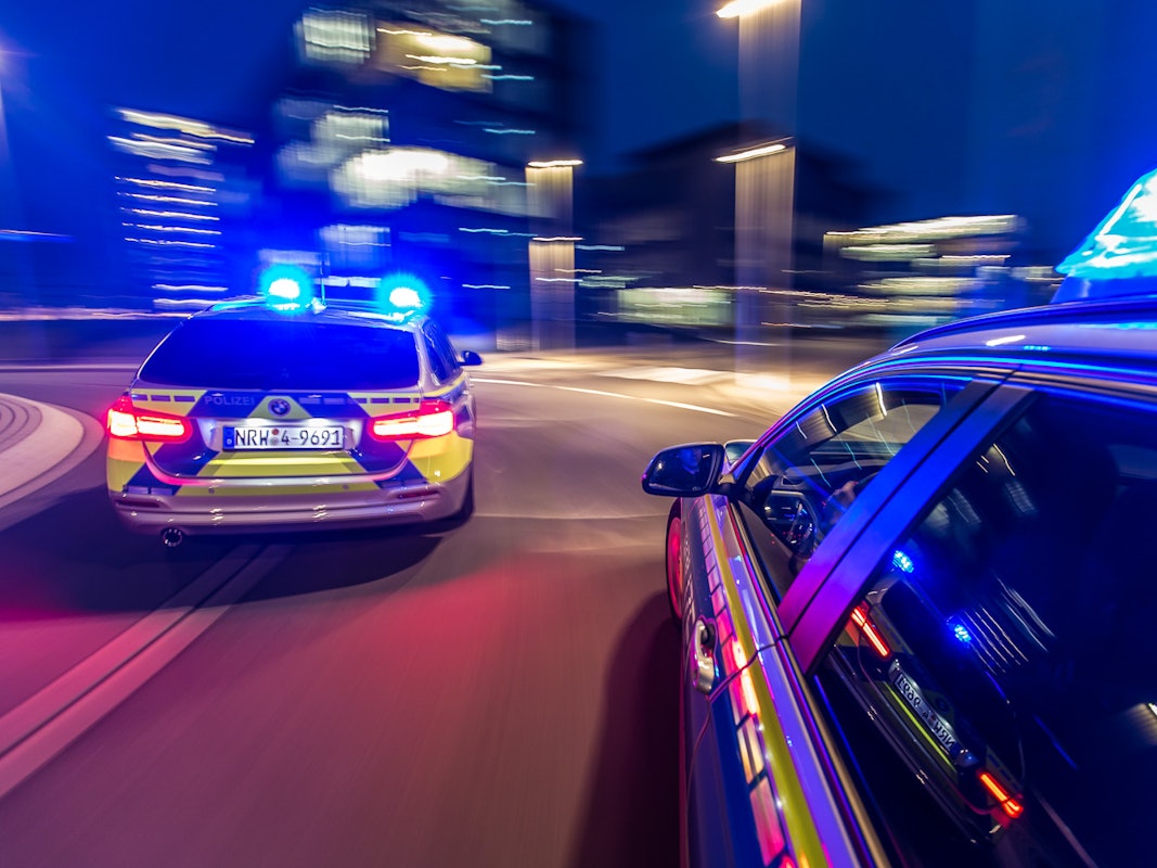 Zwei Streifenwagen auf dem Weg zu einem Einsatz