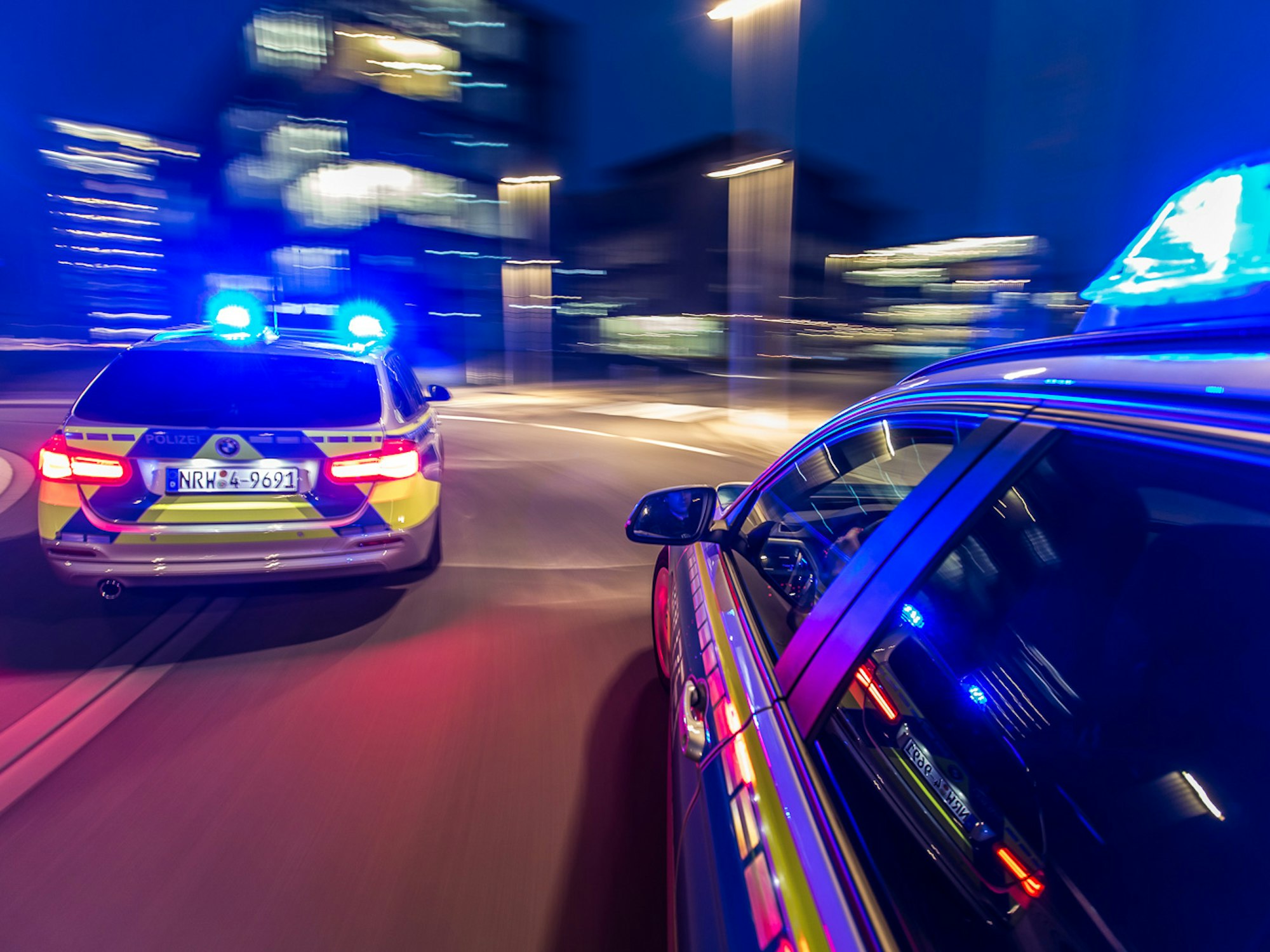 Zwei Streifenwagen auf dem Weg zu einem Einsatz