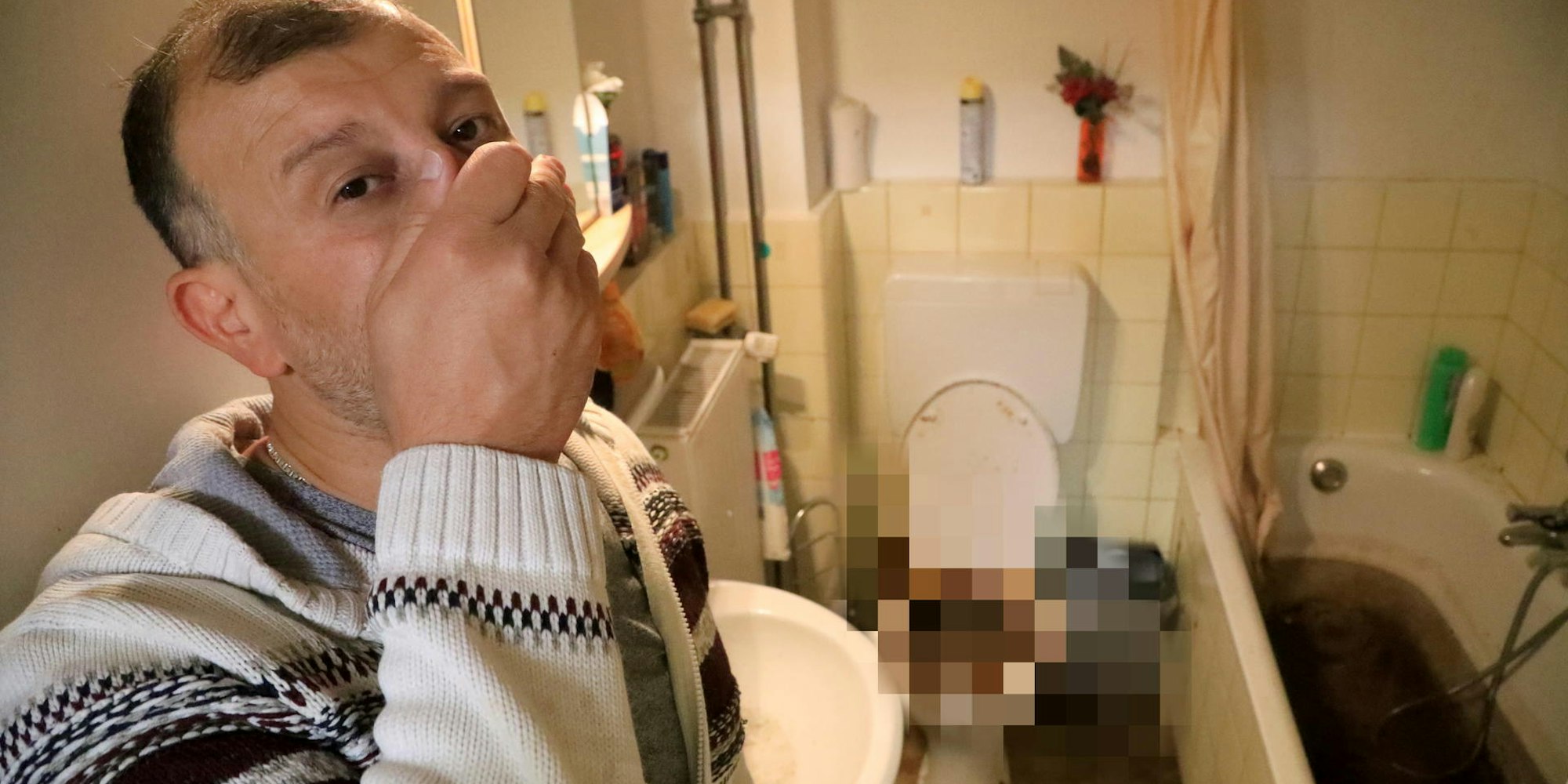 Alattin Bozkurt in seinem Badezimmer. Aus Klo, Waschbecken und Badewanne sind Fäkalien ausgelaufen.