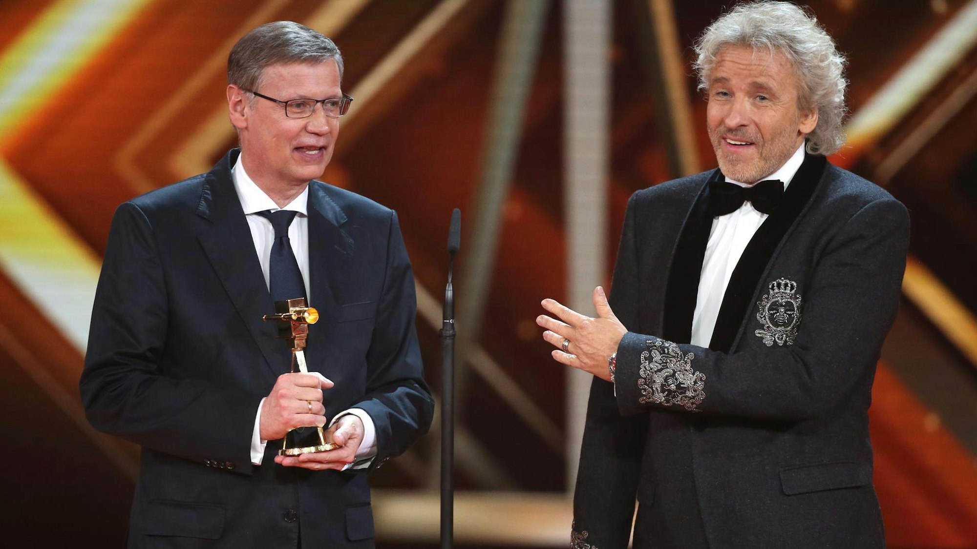 Günther Jauch bekommt von seinem Freund und Laudator Thomas Gottschalk die Goldene Kamera verliehen.