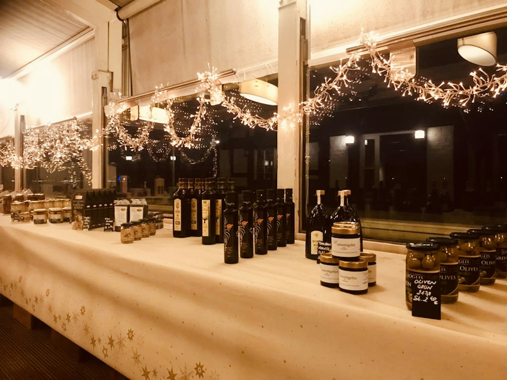 Wein und Spezialitäten auf dem Weihnachtsbasar im Fährhaus in Köln.