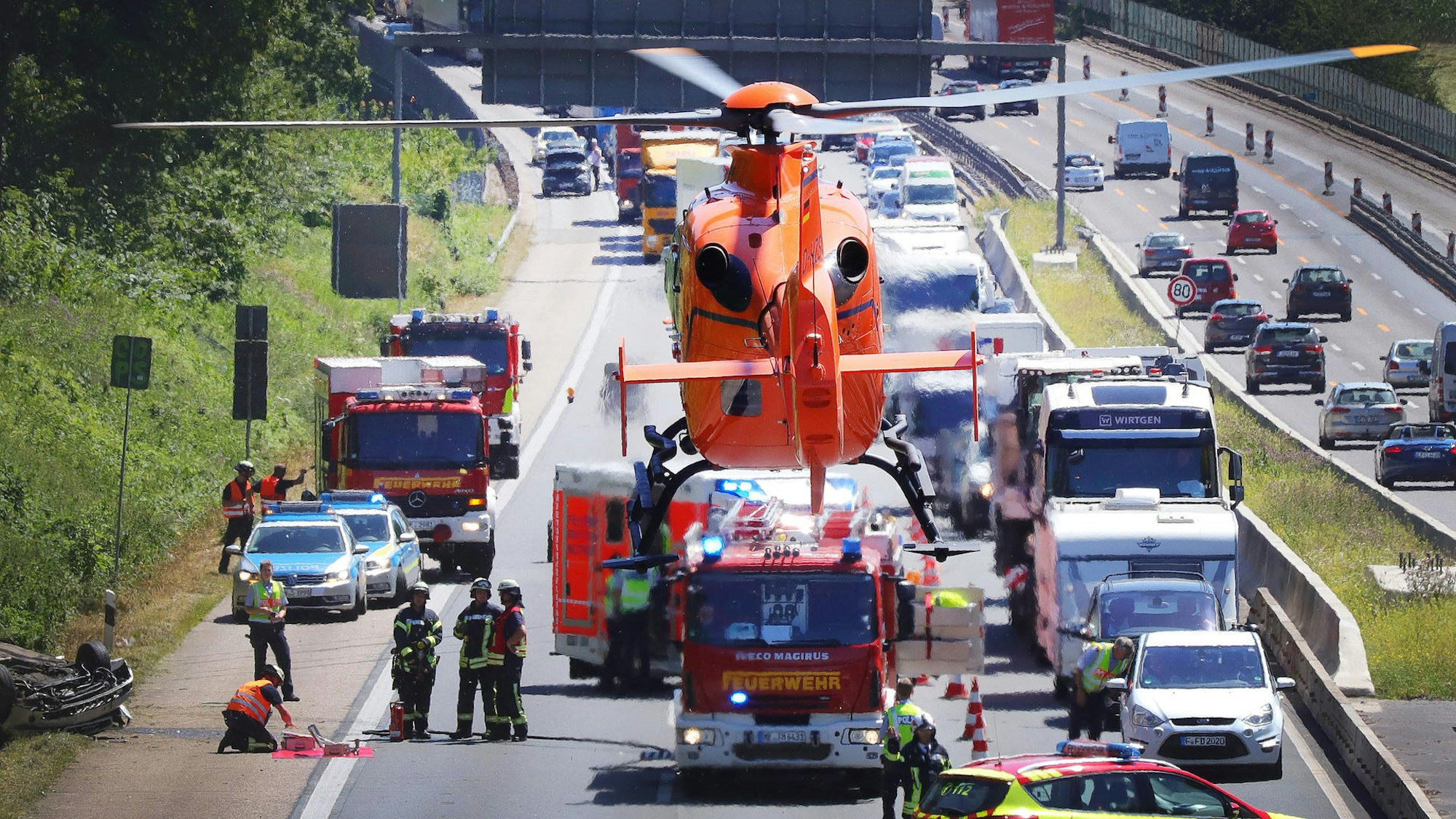 Ein Rettungshubschrauber ist im Anflug auf eine Autobahn.