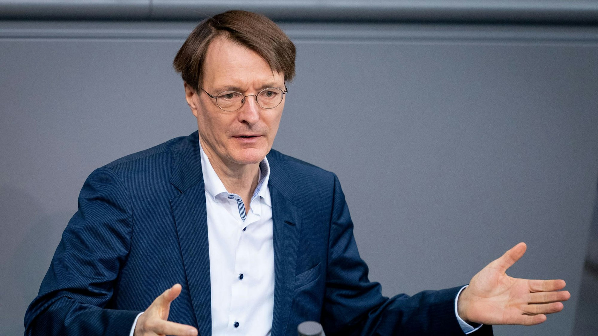 Karl Lauterbach im Bundestag. Der SPD-Gesundheitsexperte hat sich am Tag nach der Explosion im Leverkusener Chempark (27. Juli) besorgt wegen des Dioxin-Austritts gezeigt.