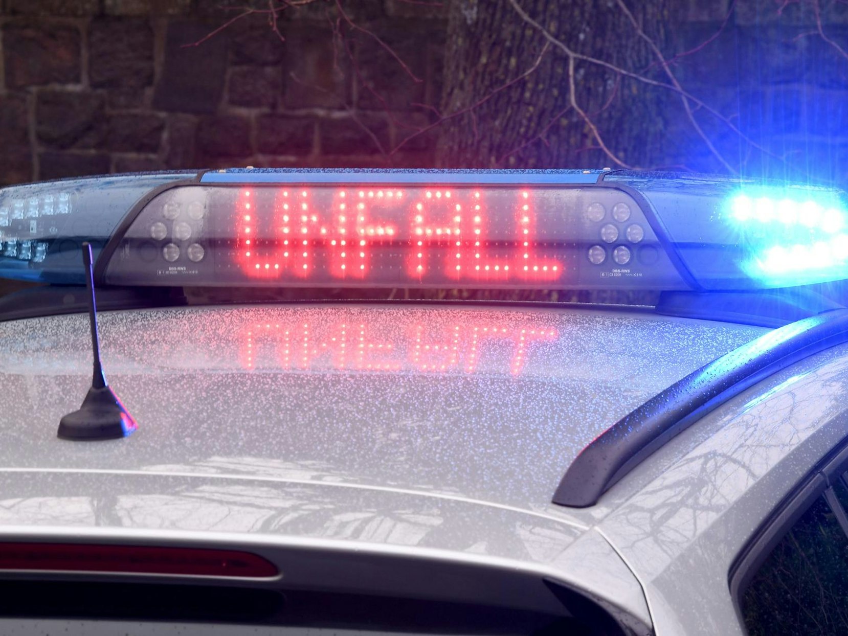 Ein Polizeifahrzeug mit einem Unfallschild.