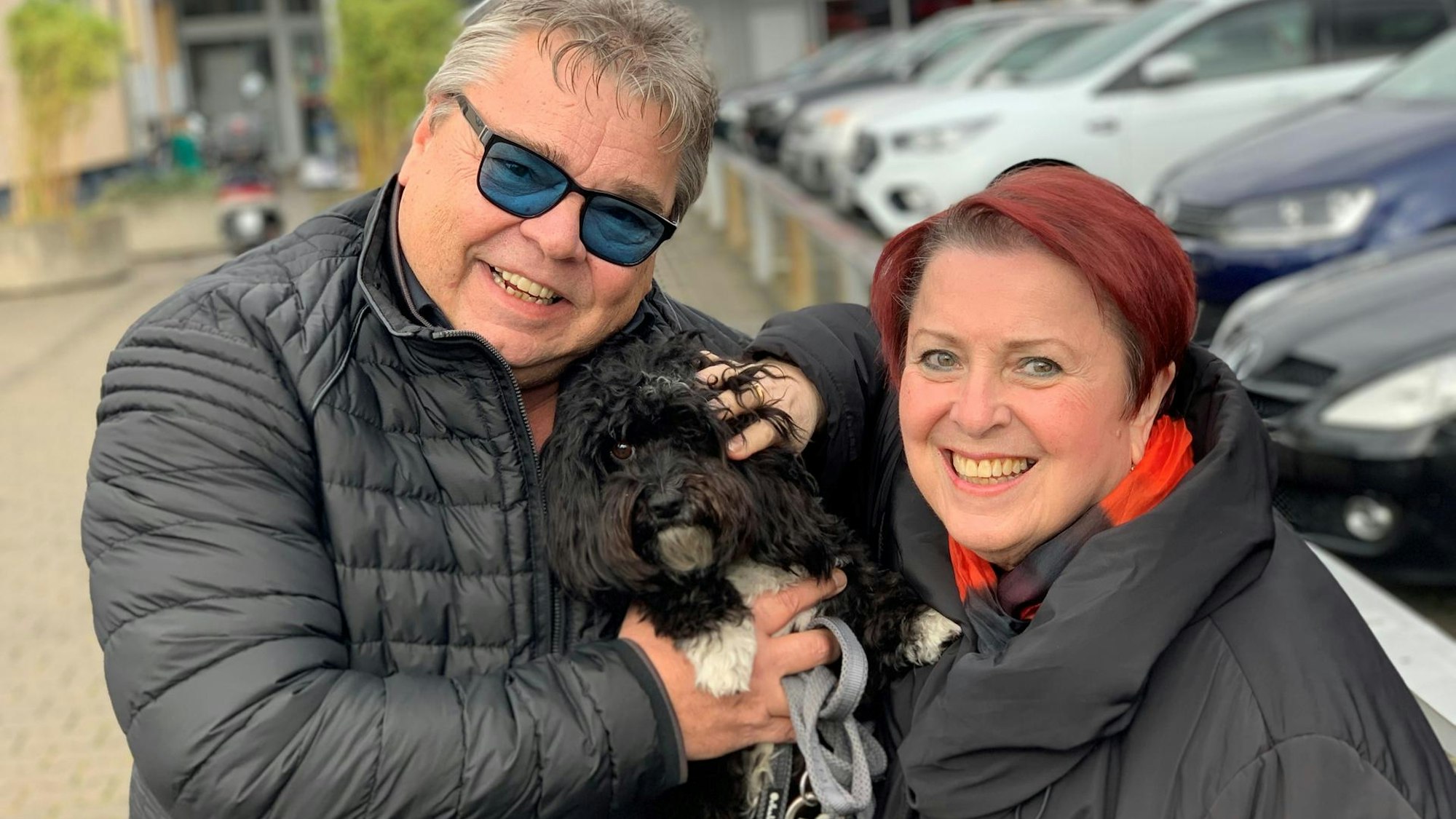 Micky Brühl und Renate Fuchs schauen gemeinsam in die Kamera.
