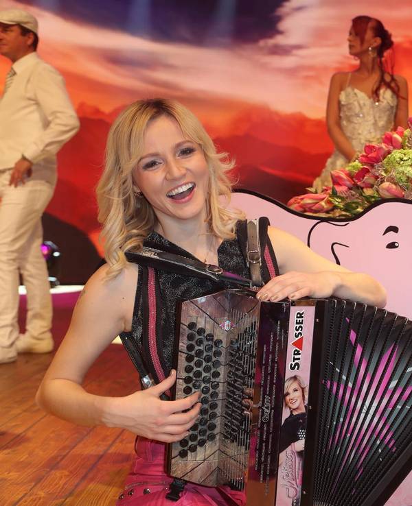 Melissa_Naschenweng_Harmonika