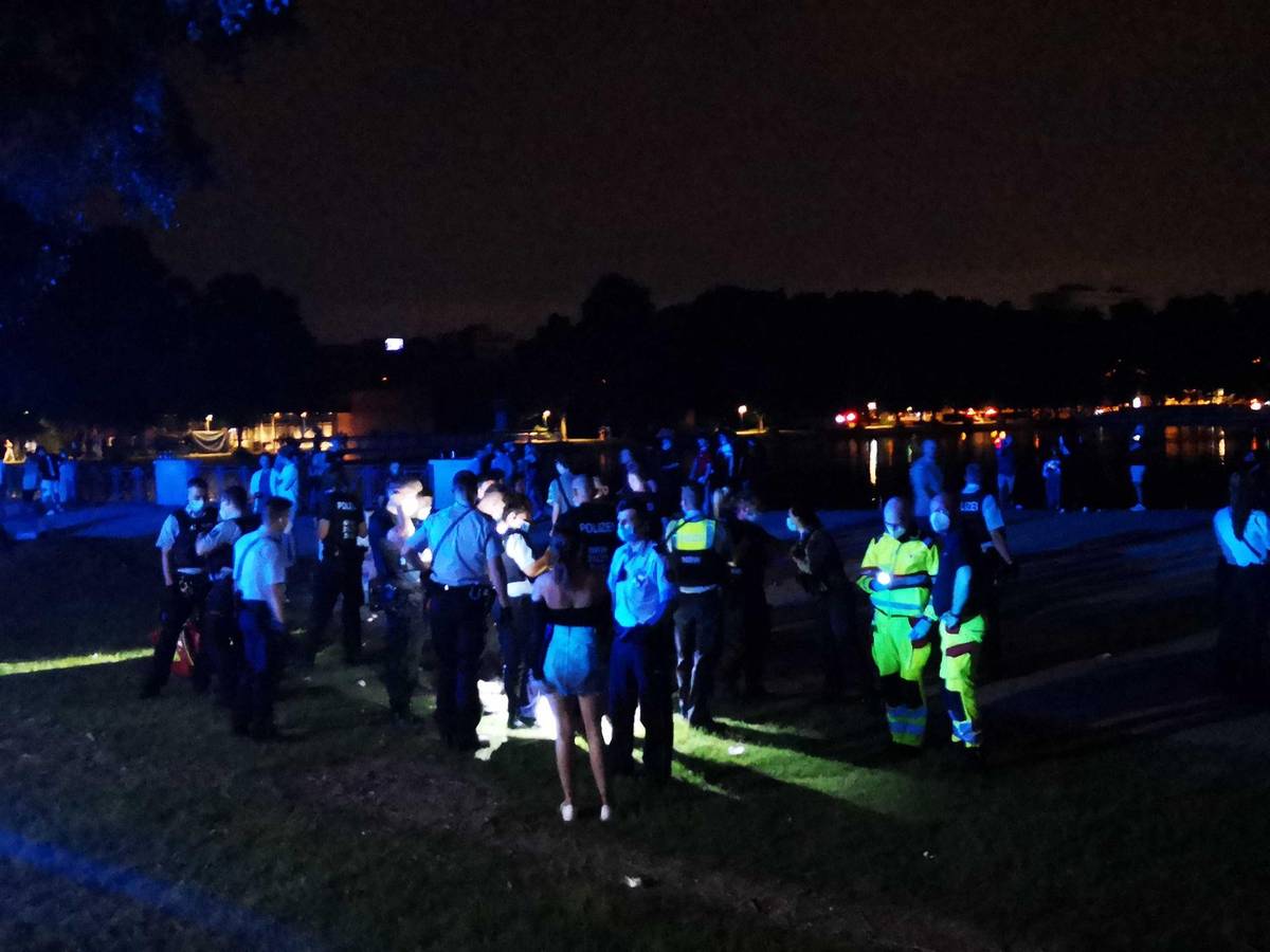 Polizei-Einsatz am Aachener Weiher in Köln.