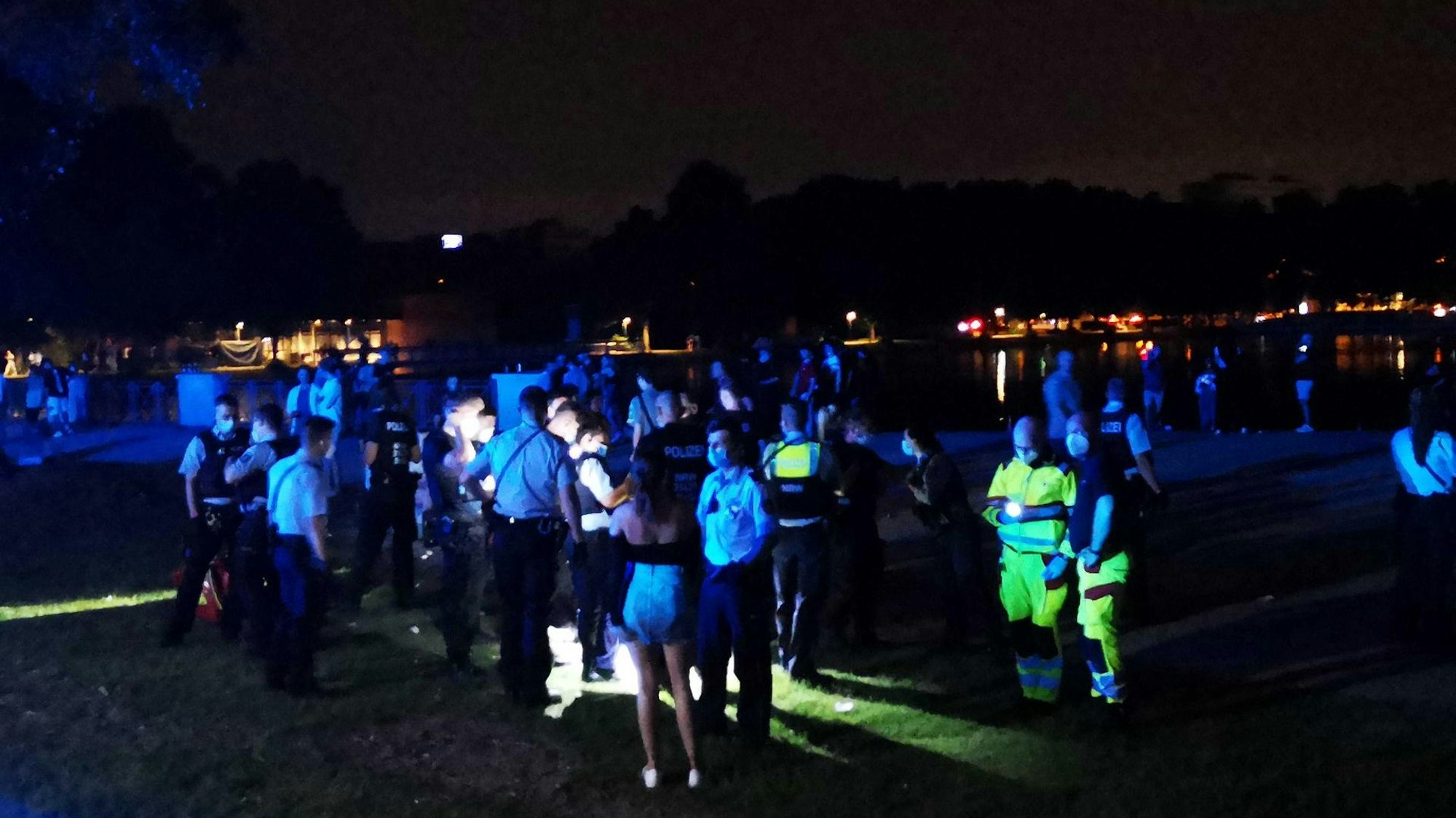 Polizei-Einsatz am Aachener Weiher in Köln.