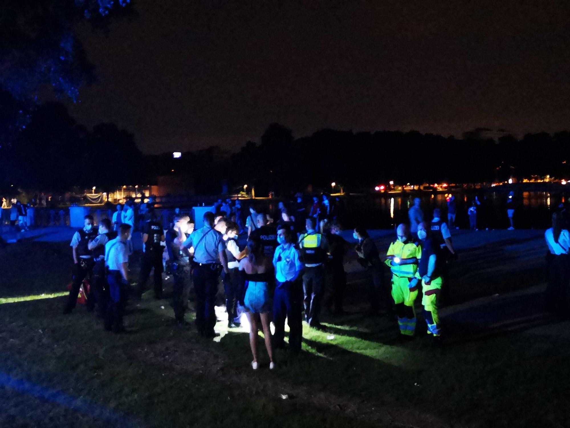 Polizei-Einsatz am Aachener Weiher in Köln.