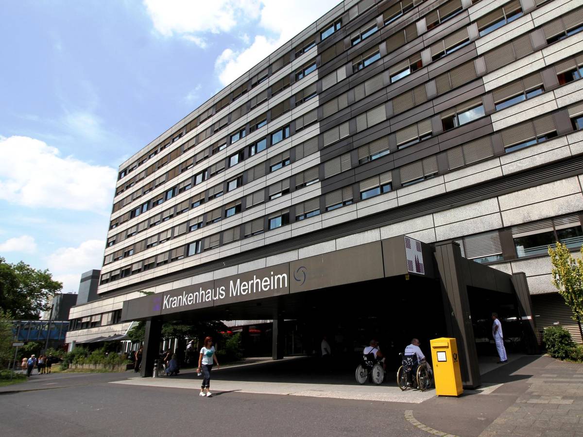 Das Klinikum in Köln-Merheim, fotografiert am Haupteingang.