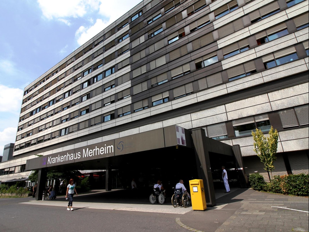 Das Klinikum in Köln-Merheim, fotografiert am Haupteingang.
