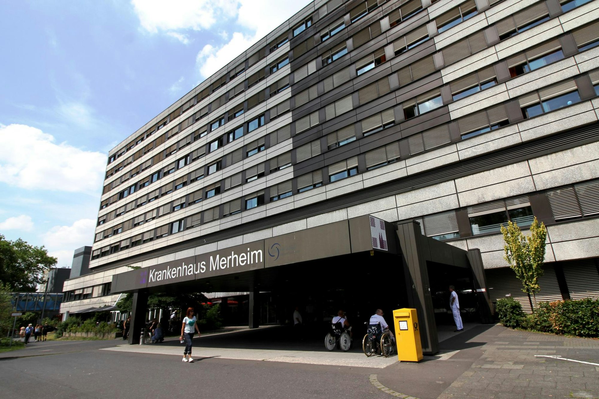 Das Klinikum in Köln-Merheim, fotografiert am Haupteingang.