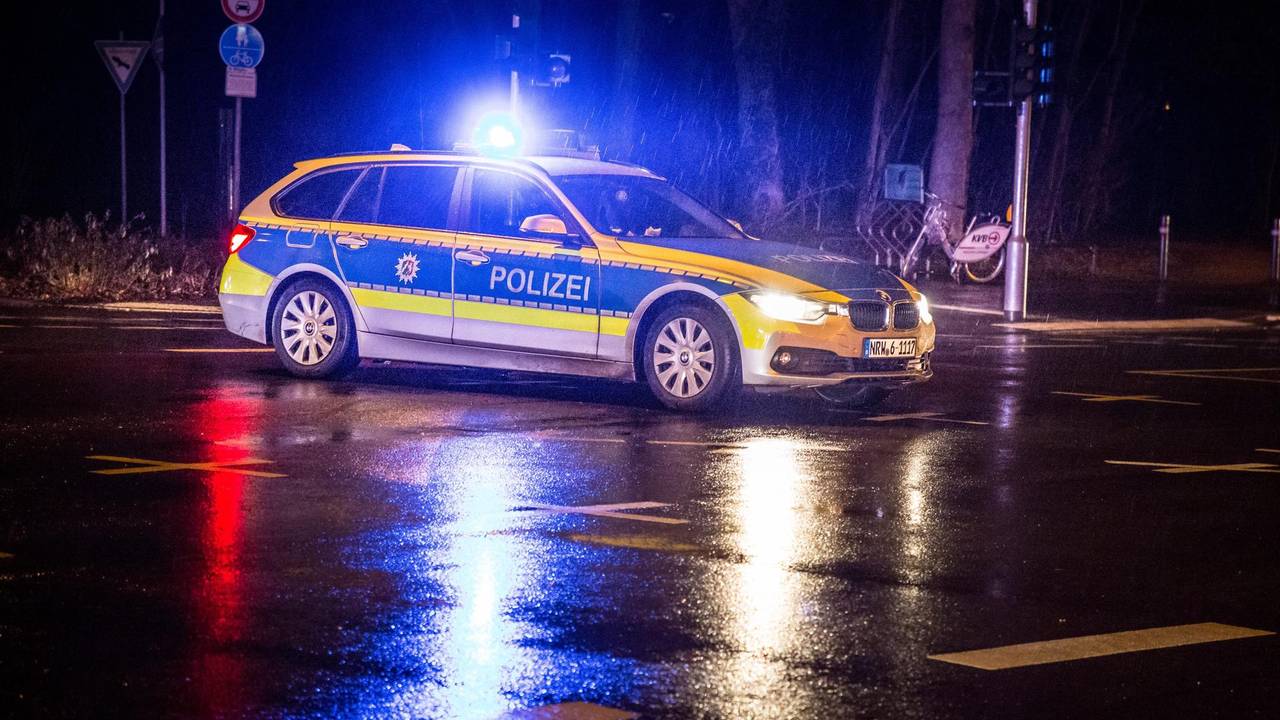 Ein Polizeifahrzeug mit Blaulicht auf einer Kreuzung.