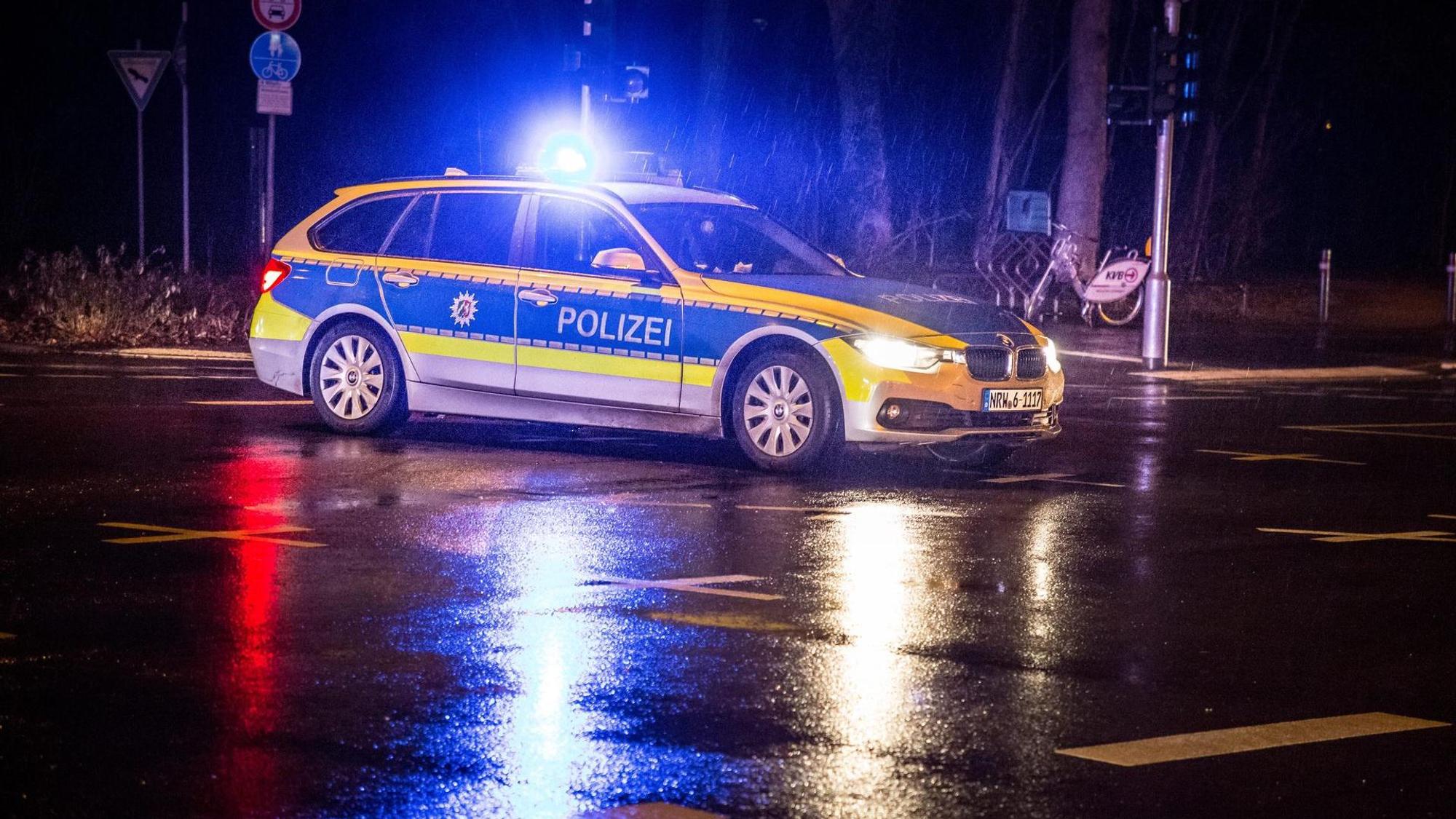 Ein Polizeifahrzeug mit Blaulicht auf einer Kreuzung.