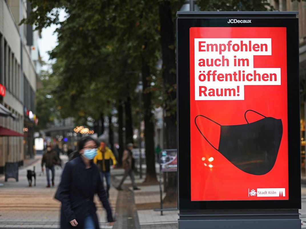 Werbetafel wirbt für das Tragen von Schutzmasken im öffentlichen Raum. In Deutschland ist die bundesweite Corona-Inzidenz wieder deutlich angestiegen.
