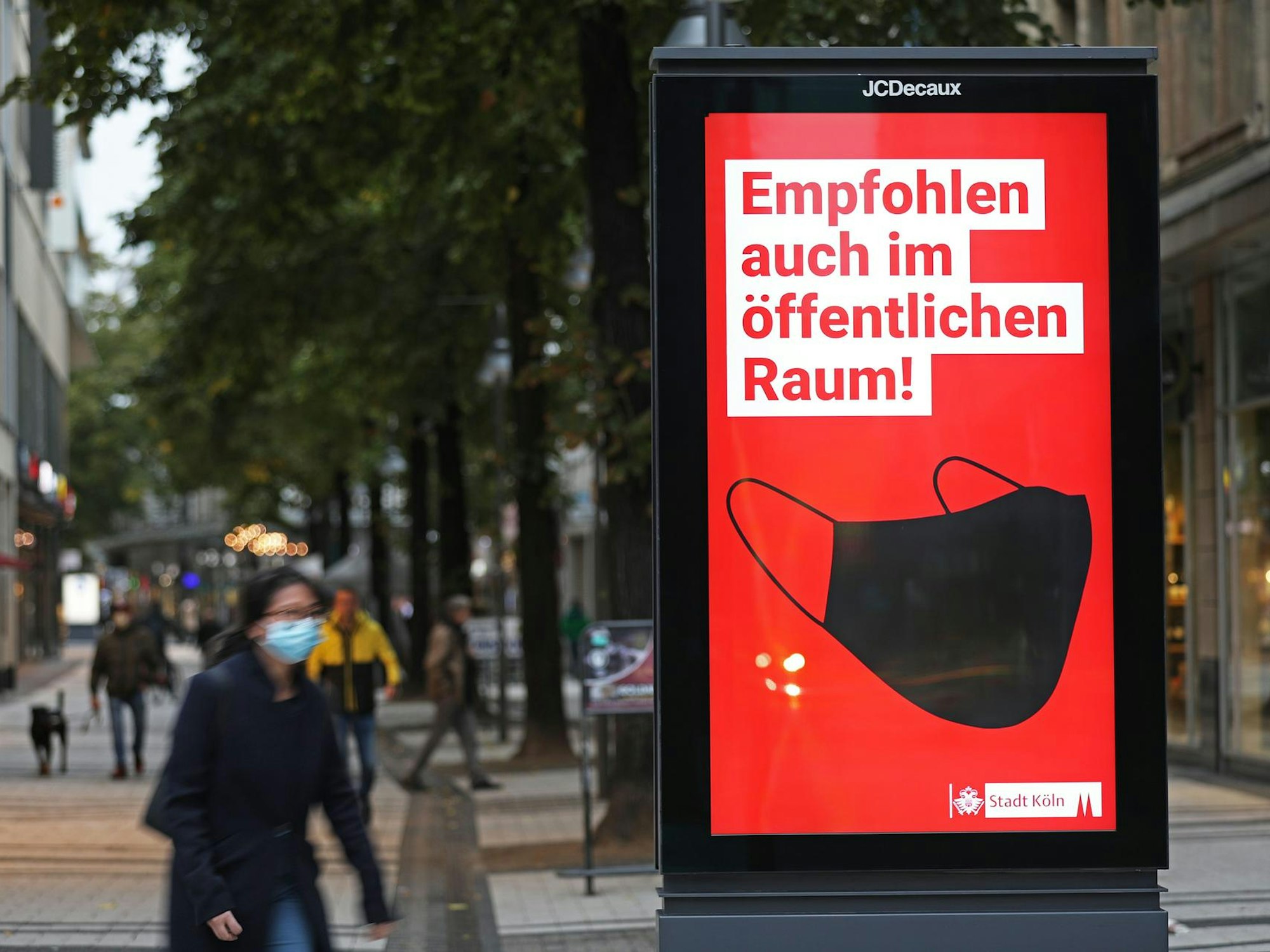 Werbetafel wirbt für das Tragen von Schutzmasken im öffentlichen Raum. In Deutschland ist die bundesweite Corona-Inzidenz wieder deutlich angestiegen.