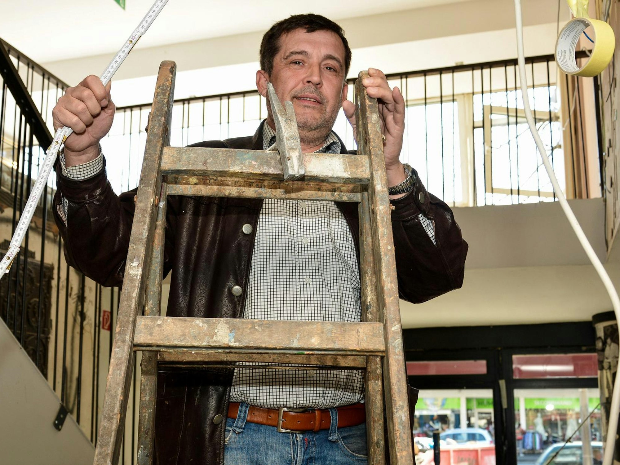 Metin Ilica steht auf einer Leiter – er ließ das „Maca-Ronni“ 2017 renovieren.