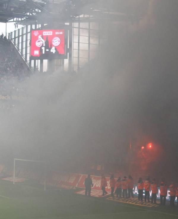 Schwarzer Rauch vor der Fankurve des 1. FC Köln 2012 nach dem Abstieg