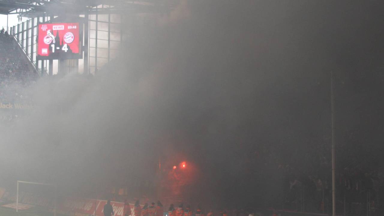 Schwarzer Rauch vor der Fankurve des 1. FC Köln 2012 nach dem Abstieg