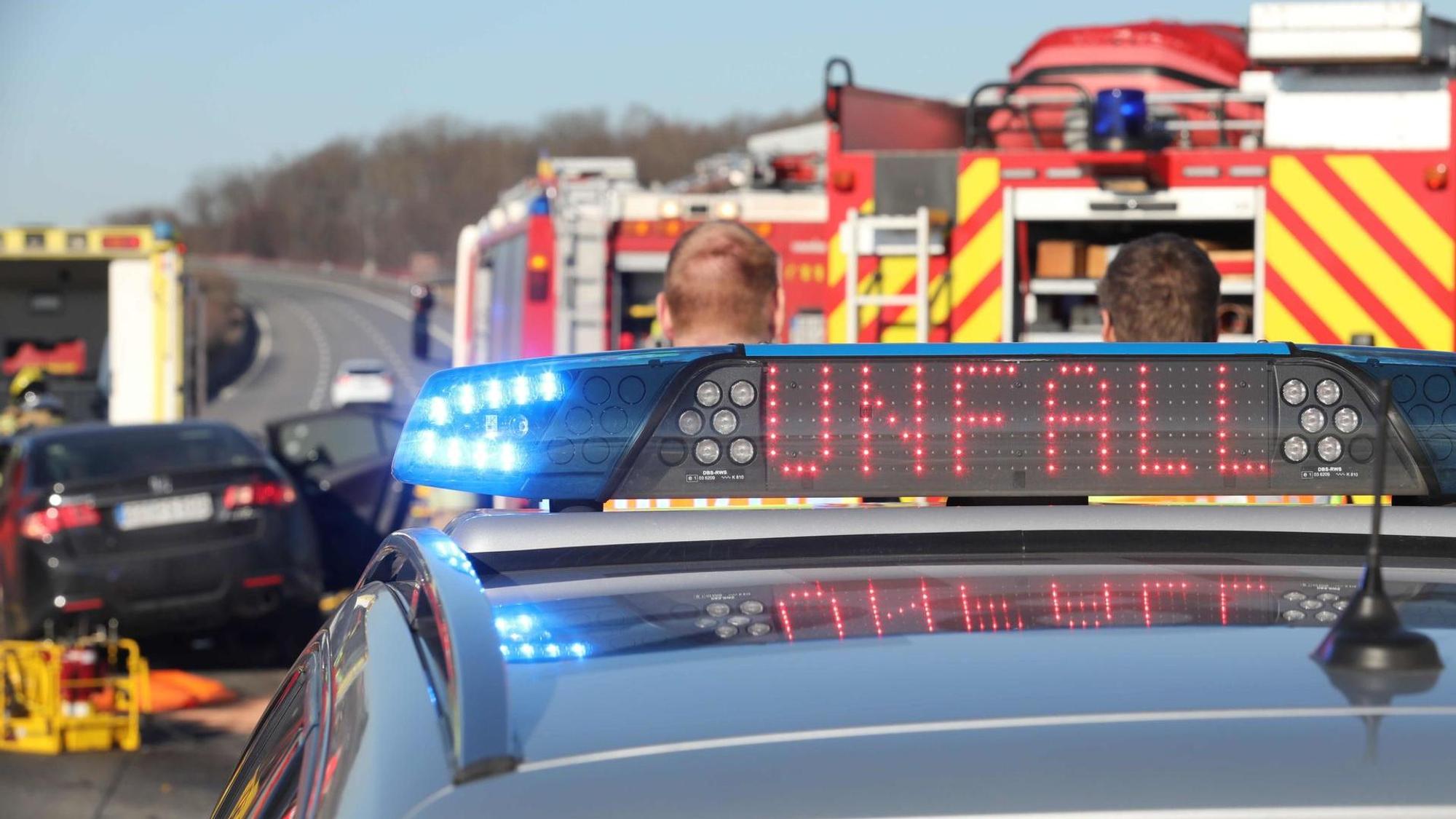 Bei dem Unfall (hier ein Archivfoto von einem anderen Einsatz) kam es zu unschönen Szenen mit Gaffern.