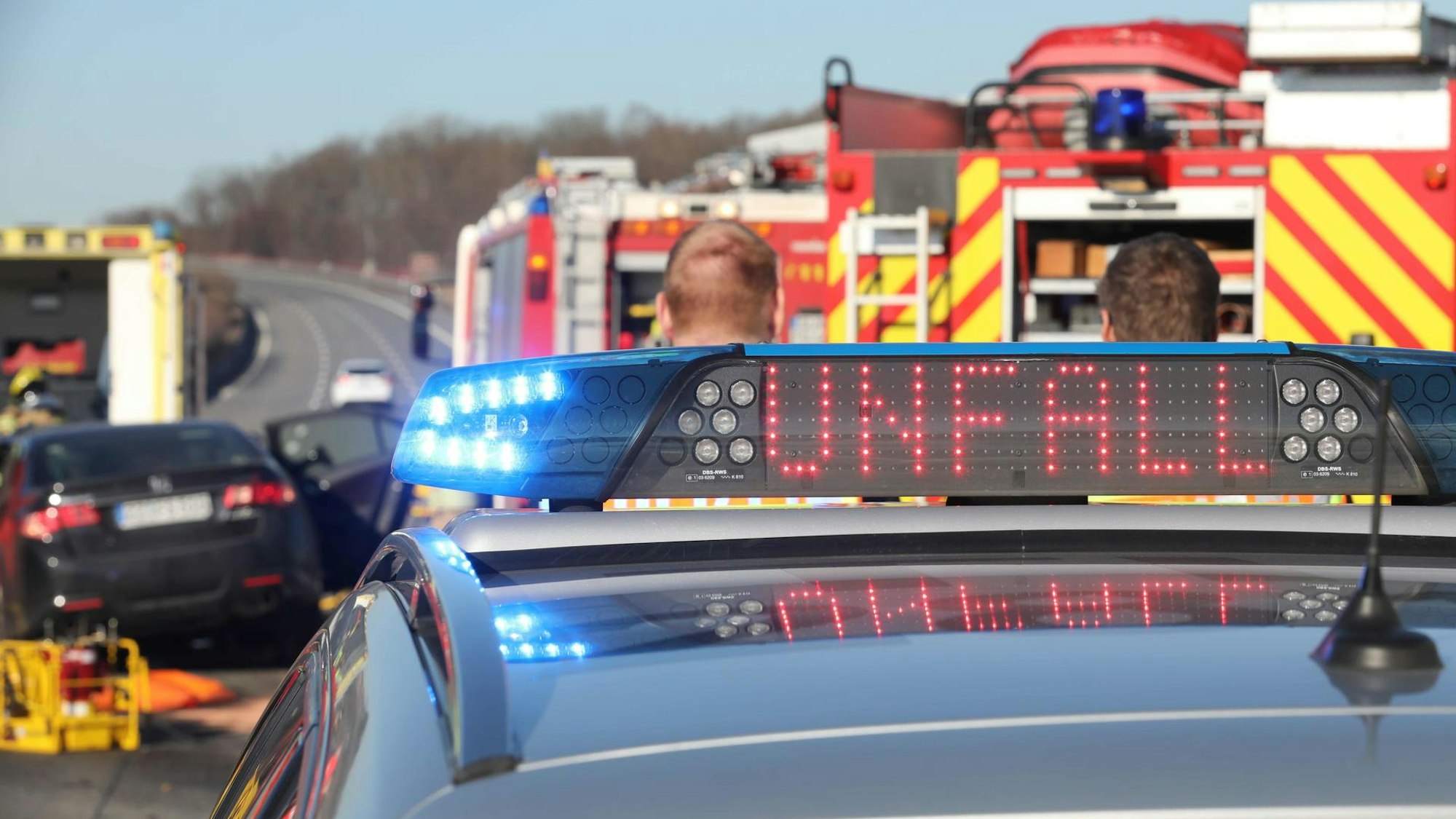 Bei dem Unfall (hier ein Archivfoto von einem anderen Einsatz) kam es zu unschönen Szenen mit Gaffern.