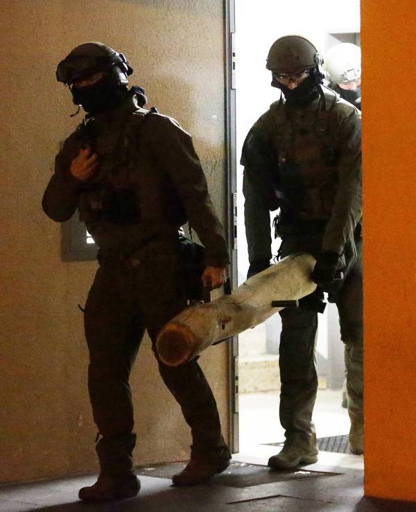 Zwei Kräfte eines SEK im Einsatz