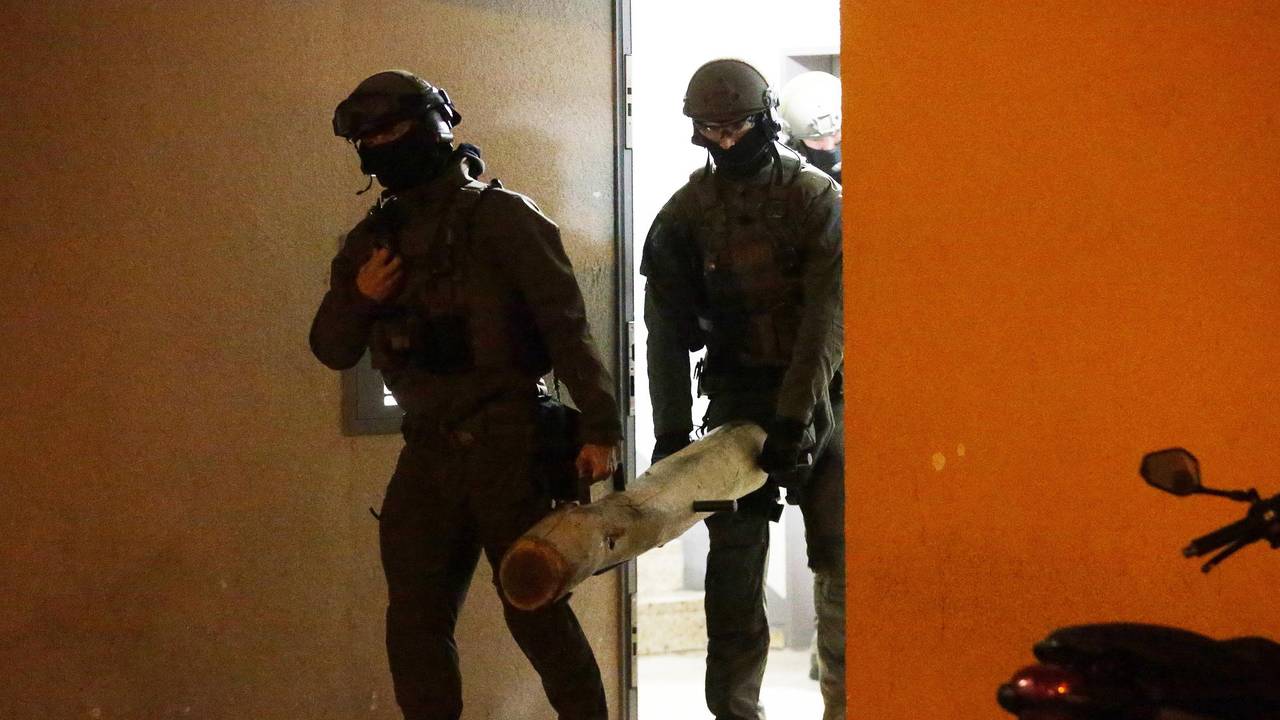 Zwei Kräfte eines SEK im Einsatz
